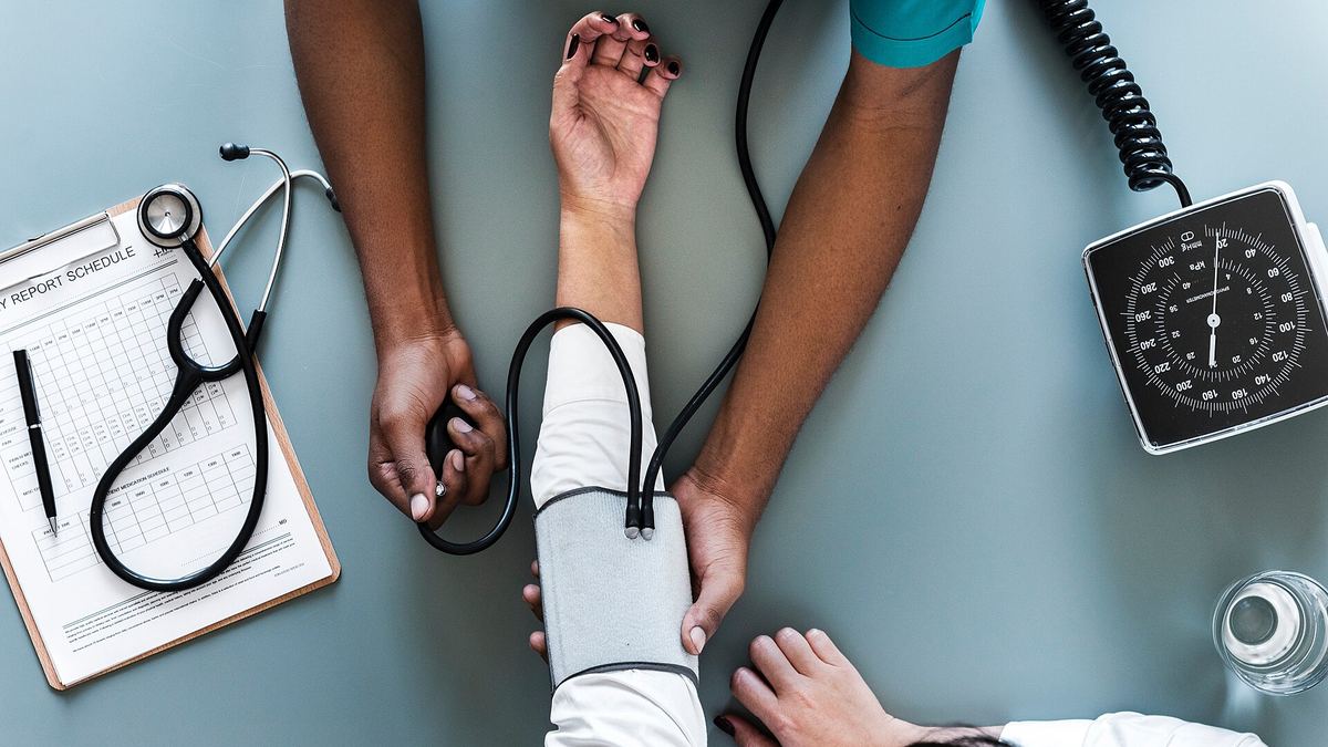 Evde Tansiyon Ölçümü: Doğru Teknik ve Klinik Ölçümlerdeki Farklar